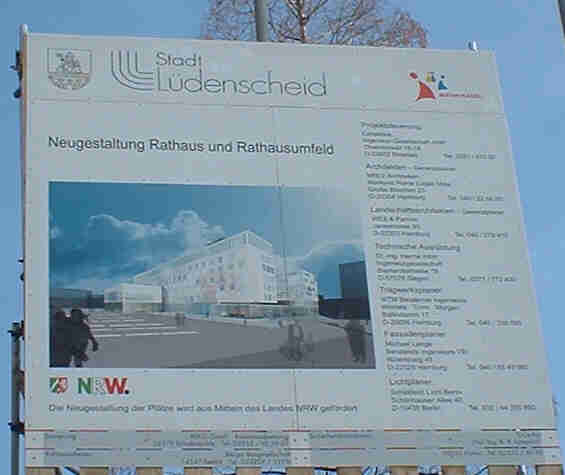 Foto: Ein Baustellenschild. Darauf: Logo der Stadt Lüdenscheid, "Neugestaltung Rathaus und Rathausumfeld", Computergrafik